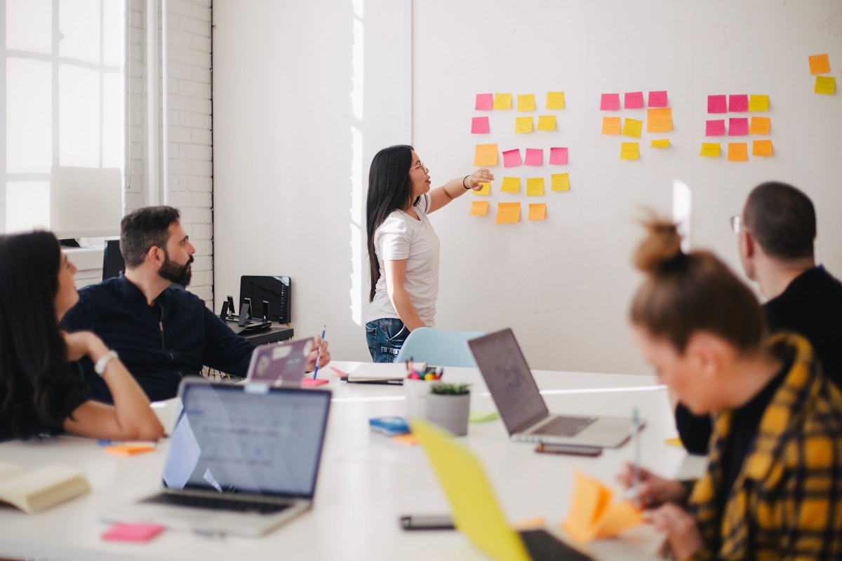 Equipo de desarrollo trabajando sobre una solucion a medida