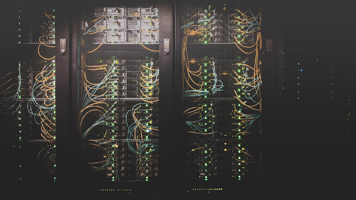 Sala tecnica con racks de red cableados y ordenados